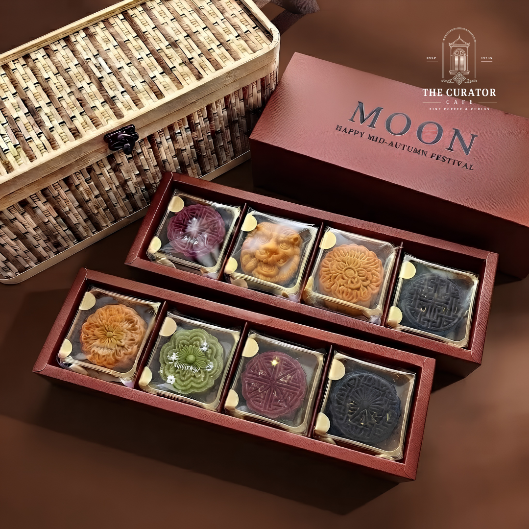Hộp MOON mở nắp, bánh nhiều màu xếp trong khay